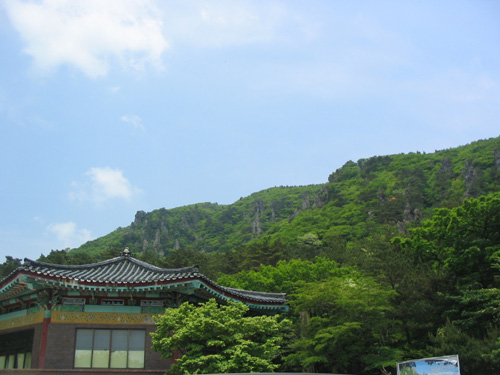 영실 입구에서 본 오백장군 